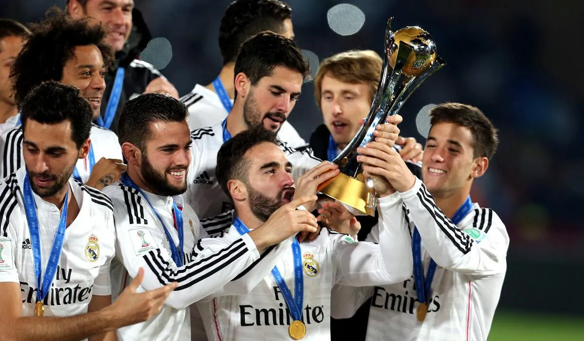 开云体育球队捧起冠军奖杯庆祝夺冠